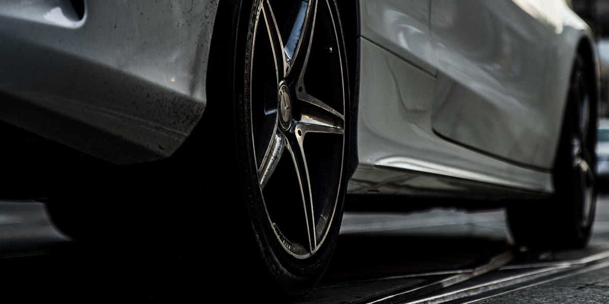 BENEFITS_D2_Car-Rental Wheels of a sporty car