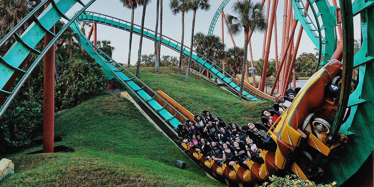 BENEFITS_D4_Rollercoaster People enjoying a rollercoaster